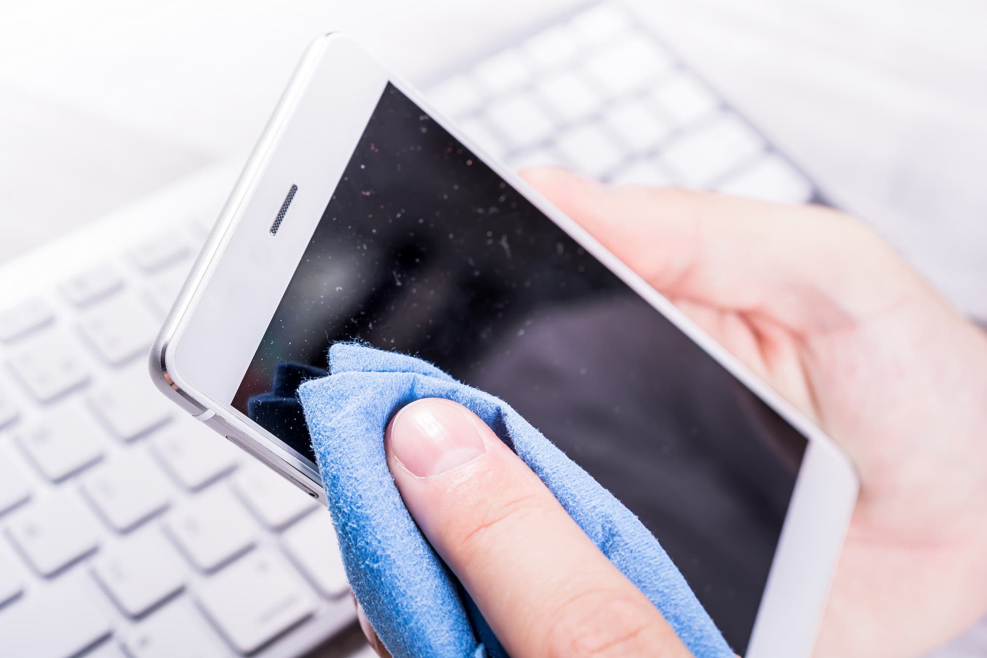 Грязнее, чем в туалете: советы по чистоте экрана мобильного телефона