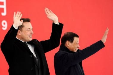 Элон Маск и мэр Шанхая Ин Йонг во время церемонии на новом заводе Tesla