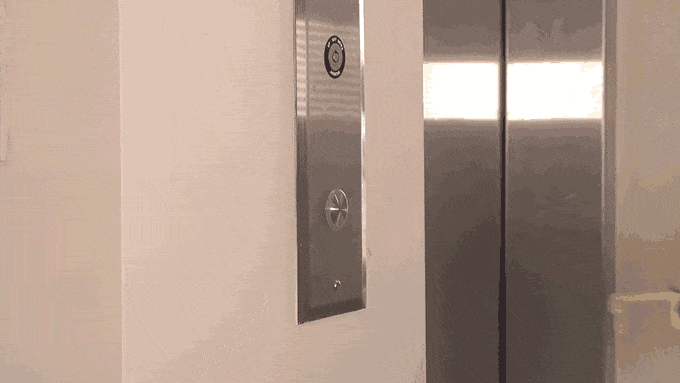 Создать брелок, чтобы избежать контакта с дверной ручкой и кнопкой лифта