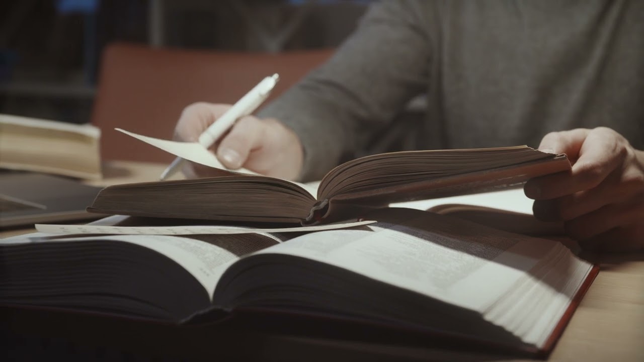 Persona leyendo: 7 formas efectivas de mejorar tu SEO en 2025 5 persona leyendo